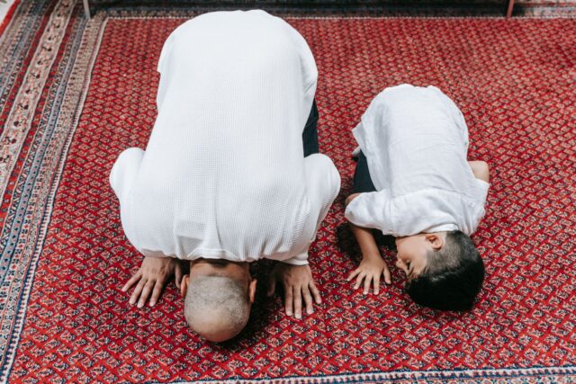 Famille musulmane maghrébine en prière au Mawlid