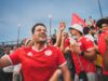 France – Maroc : le maillot national, un geste de soutien pour la finale Fans français et marocains portant les maillots nationaux, soutien pour la finale de Coupe du Monde