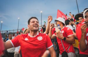 France – Maroc : le maillot national, un geste de soutien pour la finale Fans français et marocains portant les maillots nationaux, soutien pour la finale de Coupe du Monde