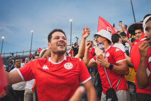 Fans français et marocains portant les maillots nationaux, soutien pour la finale de Coupe du Monde