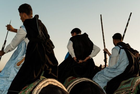 Les traditions de Mawlid (Naissance du Prophète) au Maghreb et en France : un lien culturel durable Célébration du Mawlid au Maghreb, France : famille musulmane avec enfants devant un décor de fête