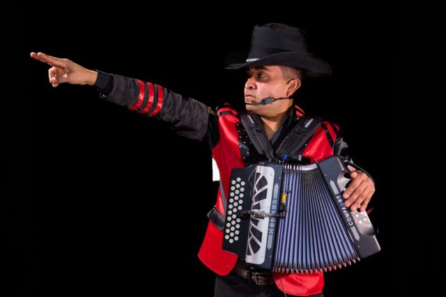 Abdelmadjid Meskoud chantant Abdelmadjid Meskoud, chanteur algérien de la musique raï, en train de chanter