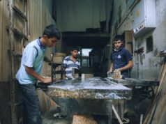 L’excellence de l’artisanat tunisien saluée par l’UNESCO : découvrez les créations Artisans tunisiens présentant des créations UNESCO-récompensées en atelier