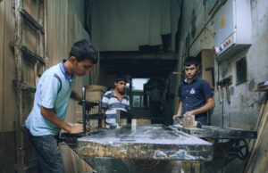 L’excellence de l’artisanat tunisien saluée par l’UNESCO : découvrez les créations Artisans tunisiens présentant des créations UNESCO-récompensées en atelier