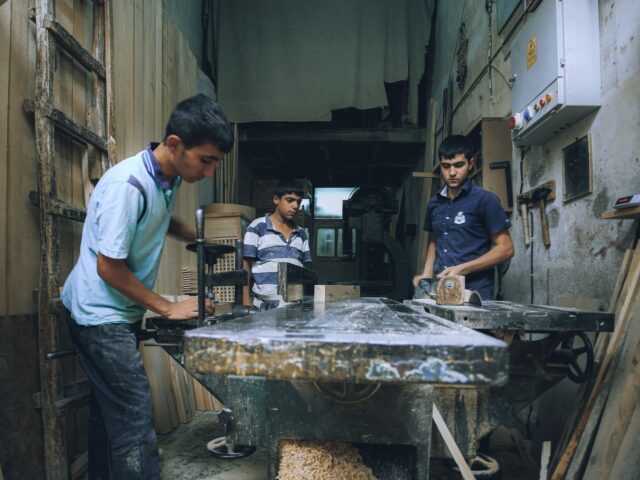 Artisans tunisiens présentant des créations UNESCO-récompensées en atelier