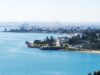Retraite en Tunisie : la nouvelle destination des retraités européens Retraité européen en Tunisie devant la mer méditerranée