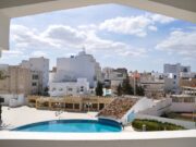 Tech, style et précision : le guide complet pour choisir son horloge en Tunisie en 2026 homme examinant une horloge moderne sur un magasin de Tunisie