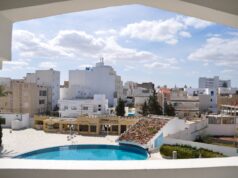 Tech, style et précision : le guide complet pour choisir son horloge en Tunisie en 2026 homme examinant une horloge moderne sur un magasin de Tunisie