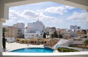 Tech, style et précision : le guide complet pour choisir son horloge en Tunisie en 2026 homme examinant une horloge moderne sur un magasin de Tunisie