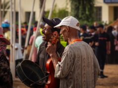 Des rythmes enchantants de Tanger à Saïdia : le Nord du Maroc enchanté par des festivals d’été festival de musique traditionnelle au nord du Maroc avec des marocains et des touristes dansant
