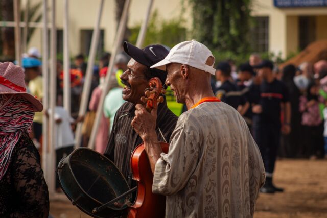 festival marocain nord festival de musique traditionnelle au nord du Maroc avec des marocains et des touristes dansant