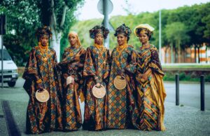 Femmes kabyles : Racines, traditions, mémoires et transmission de la Kabylie à la diaspora Kabyle women passing down cultural traditions to future generations in Kabylie and diaspora