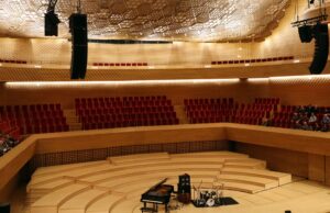 Fête de la Musique 2026 à la Cité du cinéma : Un week-end de festivités maghrébines inoubliables Fête de la Musique 2026 à la Cité du cinéma : Spectateurs danseurs avec musiciens maghrébins
