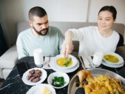 Découvrez les 8 soupes maghrébines remarquables à goûter pendant le Ramadan Family enjoying 8 remarkable Maghrebin soups during Ramadan