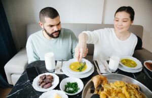 Découvrez les 8 soupes maghrébines remarquables à goûter pendant le Ramadan Family enjoying 8 remarkable Maghrebin soups during Ramadan