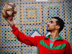 Maroc : 5 recettes traditionnelles pour célébrer le succès de l’équipe de football Moroccan family preparing traditional recipes to celebrate soccer success