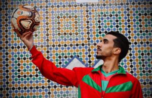 Maroc : 5 recettes traditionnelles pour célébrer le succès de l’équipe de football Moroccan family preparing traditional recipes to celebrate soccer success