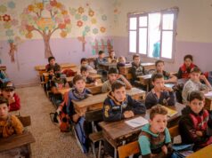 Allocation de rentrée scolaire : guide pratique pour connaître votre montant et conditions Maghrébin de la diaspora en train de remplir une demande pour l'allocation de rentrée scolaire