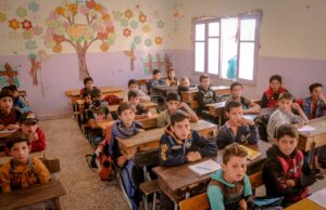 Allocation de rentrée scolaire : guide pratique pour connaître votre montant et conditions Maghrébin de la diaspora en train de remplir une demande pour l'allocation de rentrée scolaire