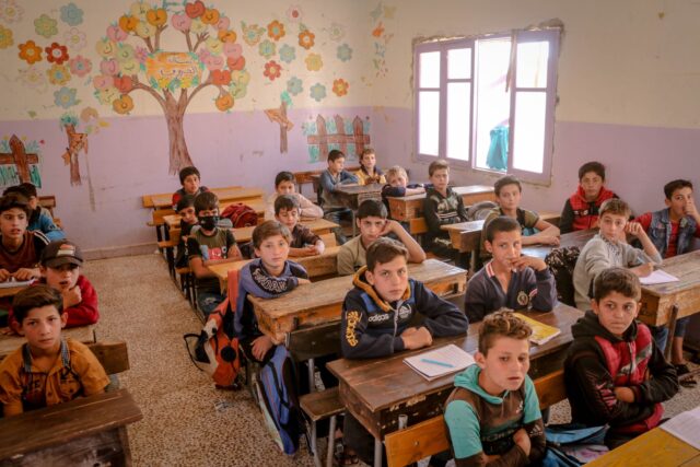 Maghrébin de la diaspora en train de remplir une demande pour l'allocation de rentrée scolaire