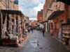 Une boutique d’artisanat marocain s’installe en France : découvrez-la Femme marocaine posant avec des objets de son atelier d'artisanat