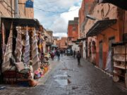 Une boutique d’artisanat marocain s’installe en France : découvrez-la Femme marocaine posant avec des objets de son atelier d'artisanat