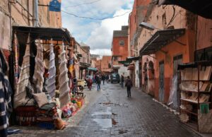 Une boutique d’artisanat marocain s’installe en France : découvrez-la Femme marocaine posant avec des objets de son atelier d'artisanat