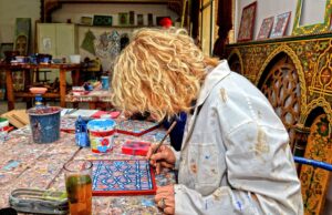 Taoufik Behi: L’artiste maghrébin réinventant la culture tunisienne Taoufik Behi painting Tunisian culture