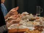 Carême et Ramadan : La cuisine comme pont entre le jeûne des chrétiens et des musulmans Famille partageant une table de cuisine durant le Carême et le Ramadan