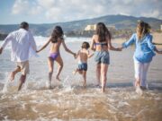 Découvrir l’Algérie : 5 choses à savoir avant votre voyage Famille algérienne explorant une ville du Maghreb