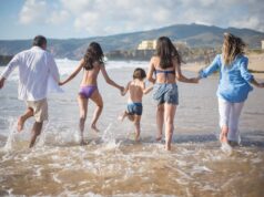 Découvrir l’Algérie : 5 choses à savoir avant votre voyage Famille algérienne explorant une ville du Maghreb