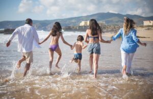 Découvrir l’Algérie : 5 choses à savoir avant votre voyage Famille algérienne explorant une ville du Maghreb