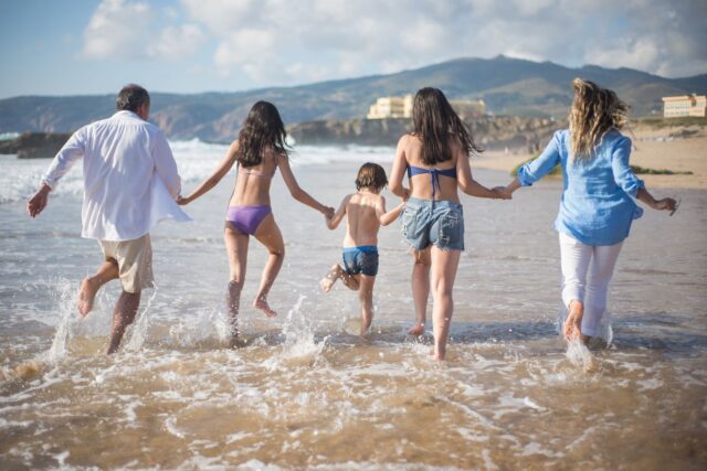 Algérie family travel Famille algérienne explorant une ville du Maghreb