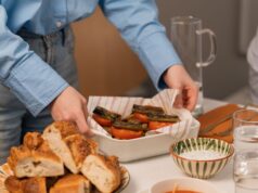 Recettes végétariennes tunisiennes pour le Ramadan : une alternative à la nourriture traditionnelle Family enjoying vegan Tunisian iftar meal with colorful dishes