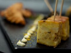 Un Argentin Goûte La Cuisine Algérienne… Et Tombe Amoureux ! Argentin goûtant de la cuisine algérienne avec une femme algérienne