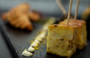 Un Argentin Goûte La Cuisine Algérienne… Et Tombe Amoureux ! Argentin goûtant de la cuisine algérienne avec une femme algérienne