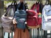 Le cartable des enfants : un équipement culturellement sensibel pour une école ensoleillée Élève maghrébin avec un cartable traditionnel ensoleillé