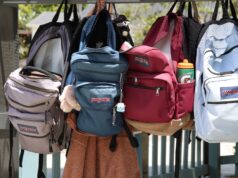 Le cartable des enfants : un équipement culturellement sensibel pour une école ensoleillée Élève maghrébin avec un cartable traditionnel ensoleillé