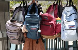 Le cartable des enfants : un équipement culturellement sensibel pour une école ensoleillée Élève maghrébin avec un cartable traditionnel ensoleillé
