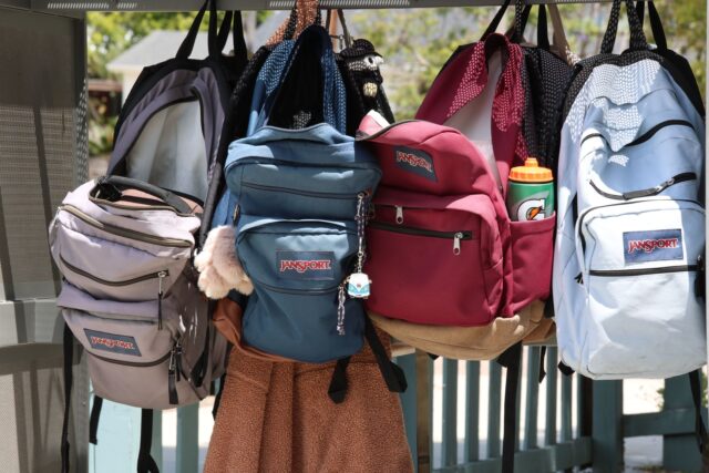 Élève maghrébin avec un cartable traditionnel ensoleillé
