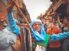 Organiser une fête folklorique pour l’Ami Fritz en Algérie : le guide pour un événement mémorable Famille et amis autour d'une table remplie de plats traditionnels algériens à une fête folklorique en plein air