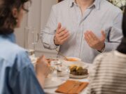 Soupes maghrébines à essayer pendant Ramadan : 8 recettes à savourer Family enjoying traditional Maghrebin soups during Ramadan