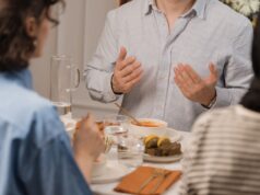 Soupes maghrébines à essayer pendant Ramadan : 8 recettes à savourer Family enjoying traditional Maghrebin soups during Ramadan