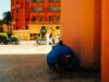 Le Maroc se positionne en premier marché pour Radisson en Afrique Radisson Hotel à Marrakech avec un visage heureux de touriste devant la façade