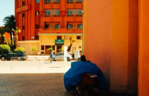 Le Maroc se positionne en premier marché pour Radisson en Afrique Radisson Hotel à Marrakech avec un visage heureux de touriste devant la façade