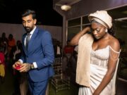 La belle nuit du mariage comorien traditionnel à Ussel : un événement exceptionnel à ne pas rater Nuit du mariage comorien traditionnel à Ussel, France - danseurs et festivité autour d'un feu de joie