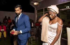 La belle nuit du mariage comorien traditionnel à Ussel : un événement exceptionnel à ne pas rater Nuit du mariage comorien traditionnel à Ussel, France - danseurs et festivité autour d'un feu de joie