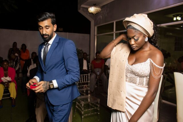Nuit du mariage comorien traditionnel à Ussel, France - danseurs et festivité autour d'un feu de joie