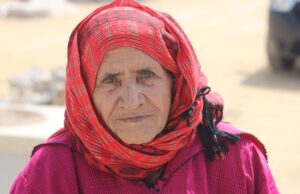 Les propriétés anticancéreuses exceptionnelles des cheveux gris : un secret naturel du Maghreb Woman with grey hair from the Maghreb, showcasing anticancer properties of grey hair