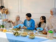 Ramadan, semaine 4 : 10 recettes pour le menu du 9 au 13 mars family enjoying traditional Ramadan recipes during the fourth week